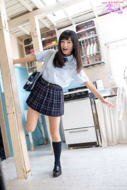 萝莉主动趴下舔乳